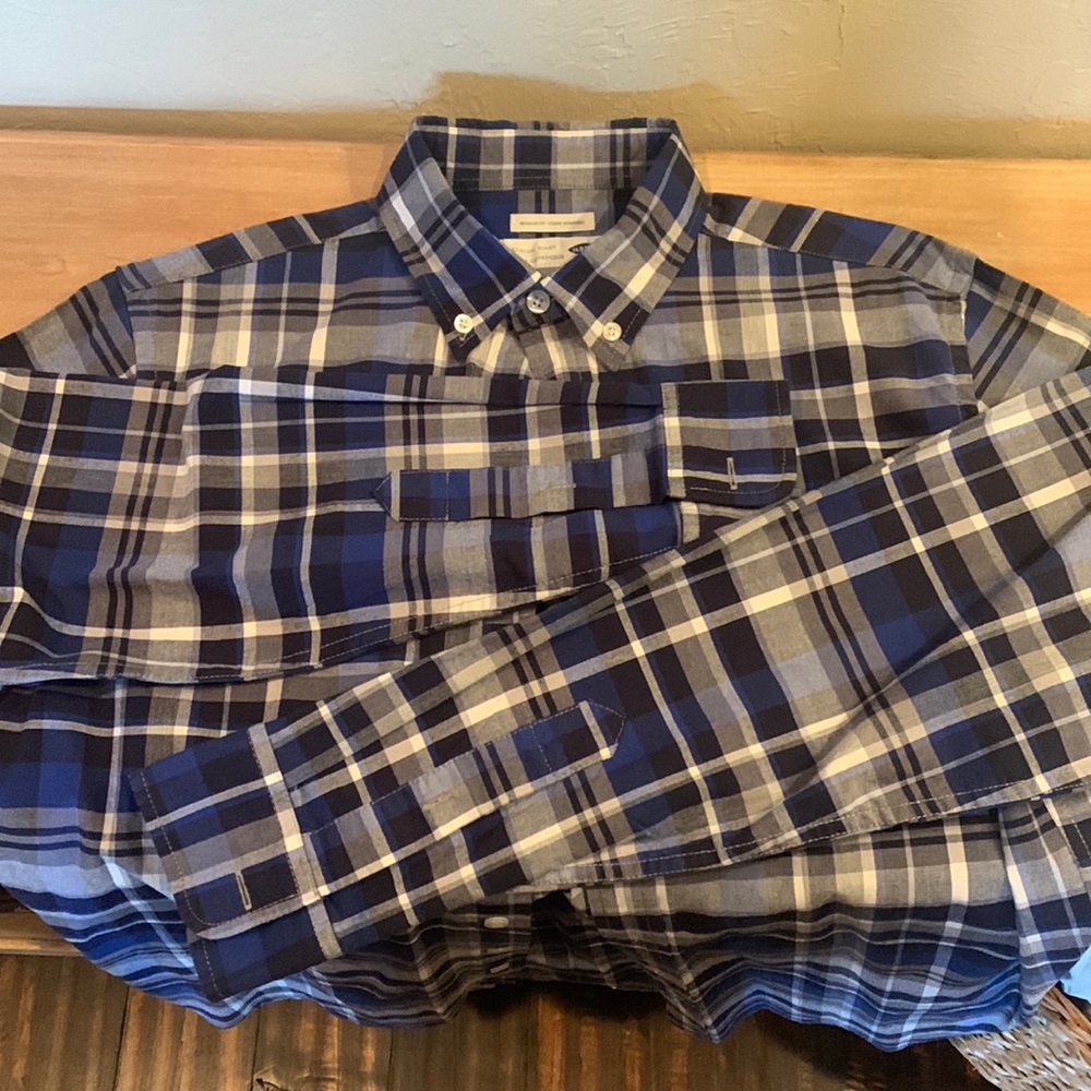 Men’s Small Old Navy Classic Button Down LS Dress Shirt